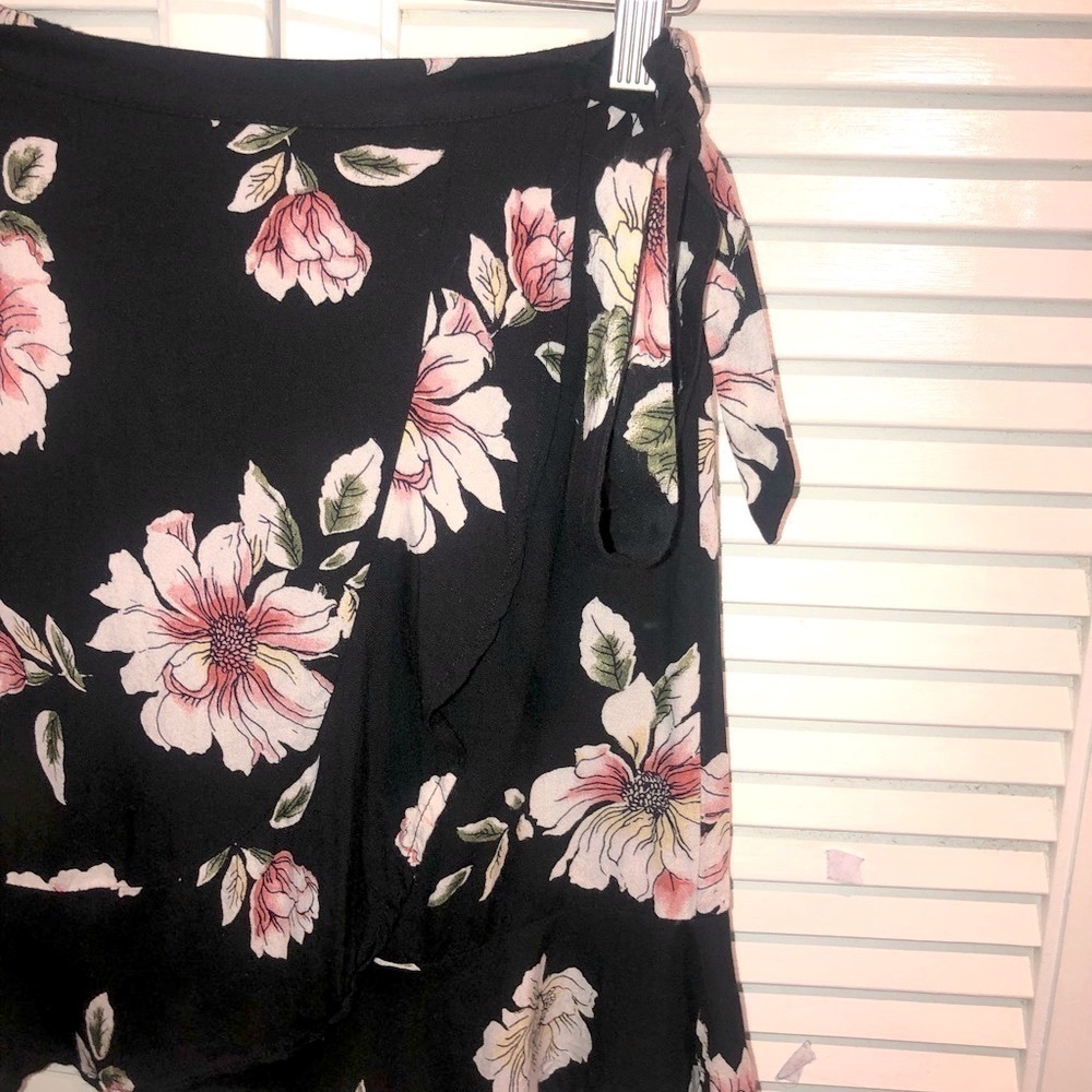 Band of gypsies Ruffle Mini Skirt Floral Black Small - Picture 4 of 7